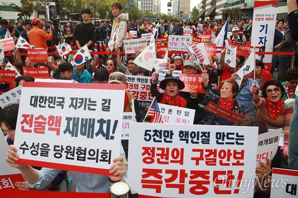 자유한국당 지지자 "대한민국 지키는 길 전술핵 배치하라” 자유한국당 지지자들이 15일 오후 대구 중구 반월당 동아쇼핑 앞에서 열린 전술핵 재배치 국민보고대회에 참석해 북한의 핵실험 강행을 규탄하며 핵위협에 맞서 전술핵 배치를 요구하고 있다.