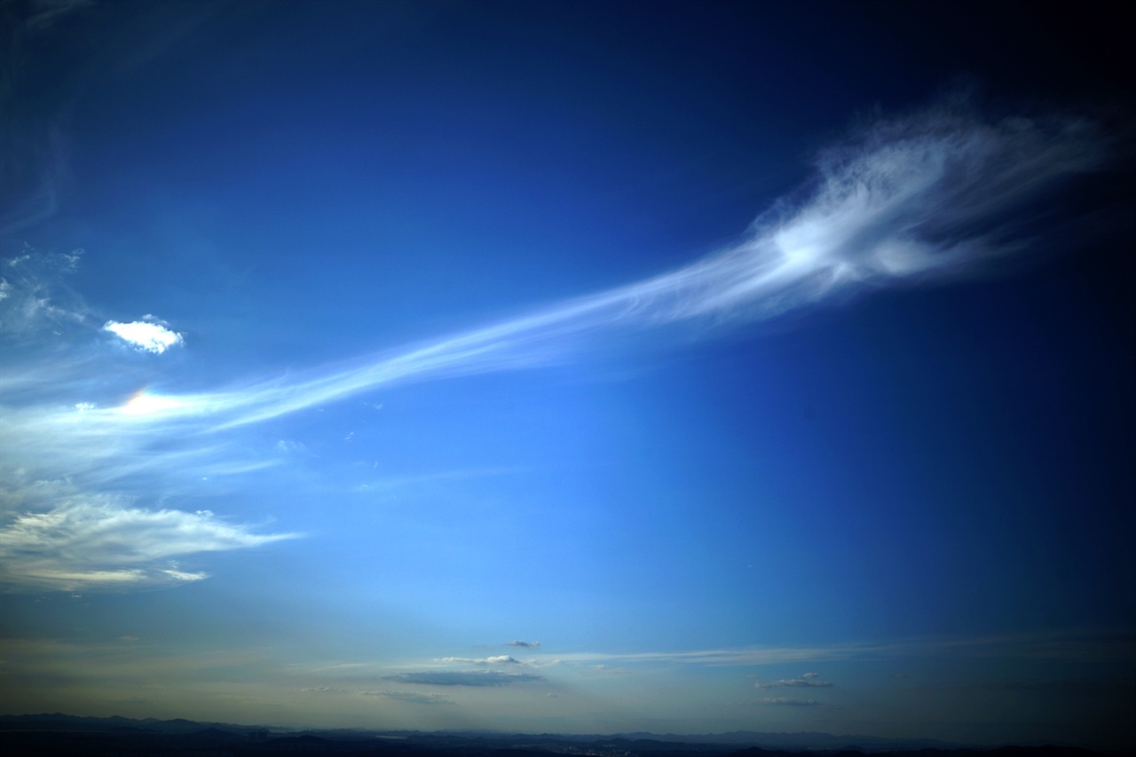 북한산에서 만난 구름, 마치 미사일을 발사하는 모습이다.