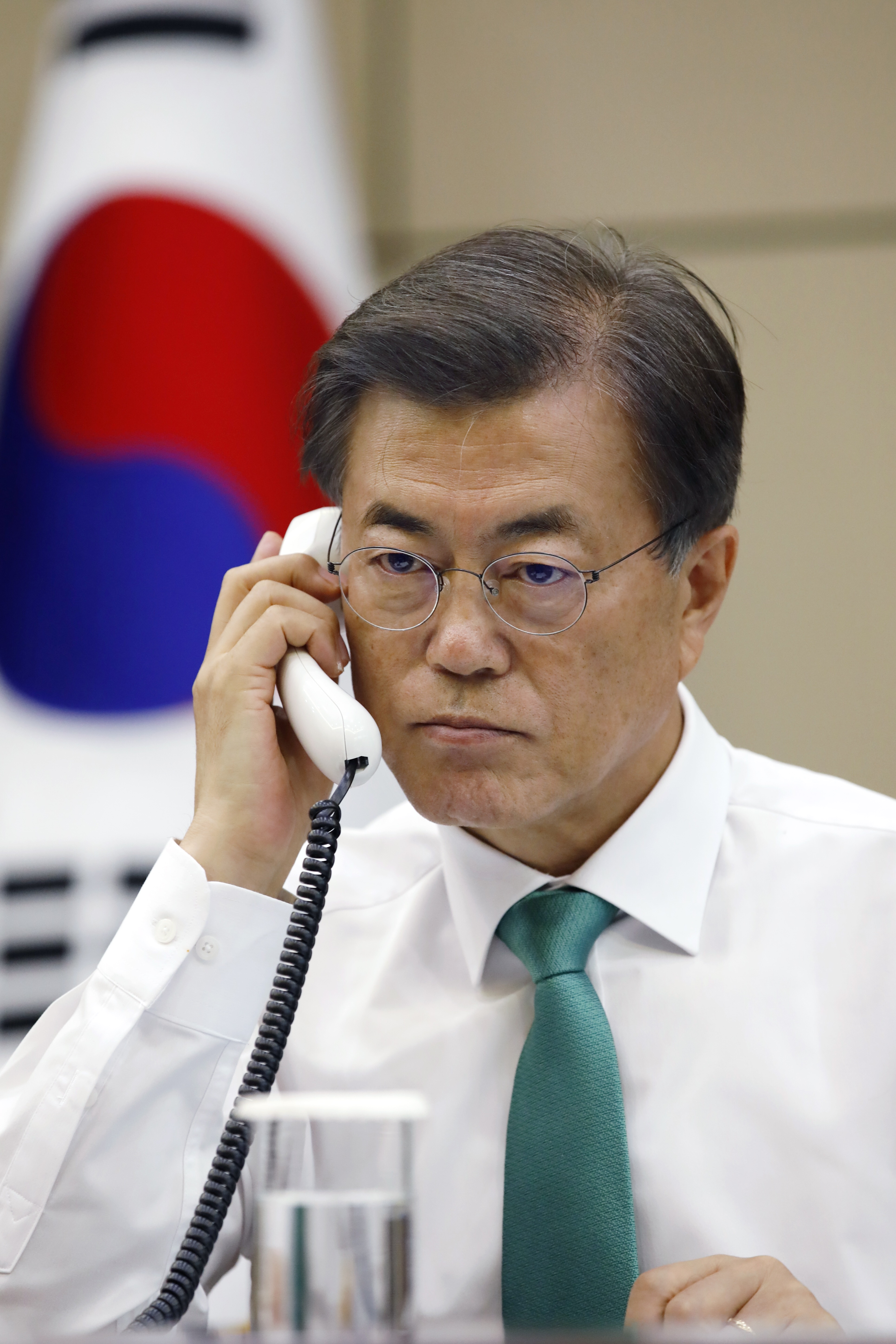 문재인 대통령이 15일 오후 청와대 여민관에서 아베 신조 일본 총리와 전화 통화를 하고 있다.
