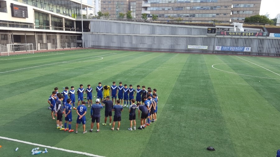  숭실대학교 축구 선수단이 경기 후 도열해있다
