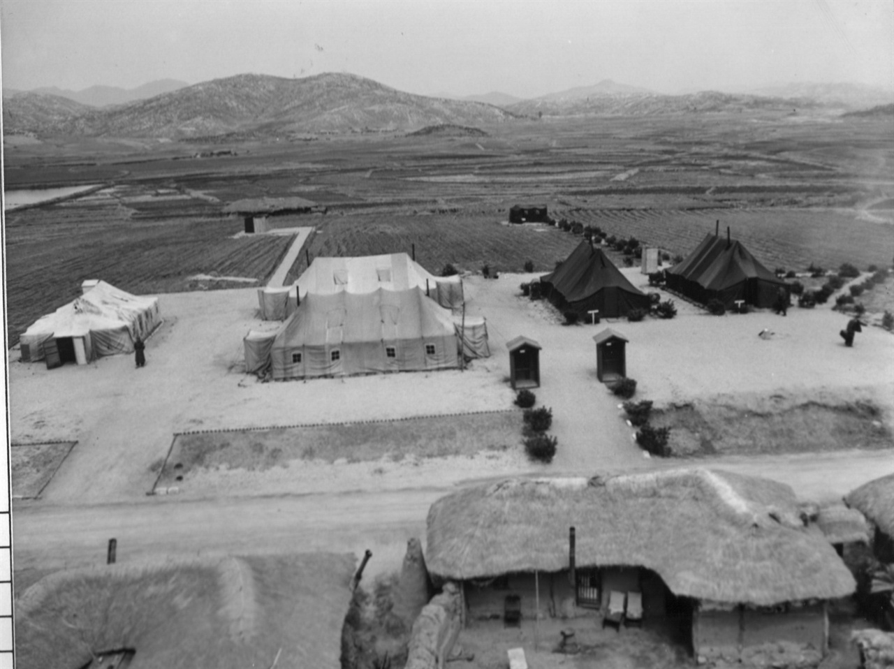  1952. 4. 판문점 정전회담장(왼쪽 흰색이 공산 측 막사, 오른쪽 검은 색이 유엔군 측 막사).