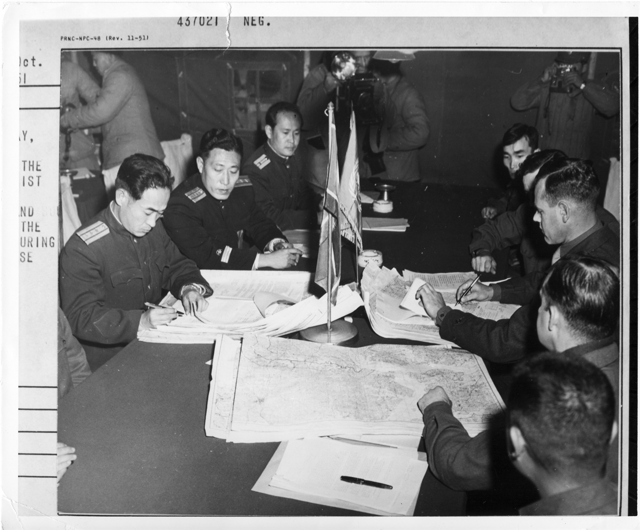  1951. 10. 11 정전회담 양측 실무자들이 지도를 펴놓고 휴전선에 대하여 논의하고 있다.  