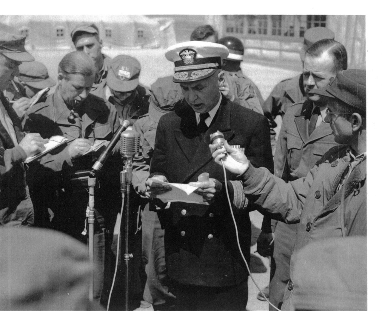  1953. 4. 8. 유엔군 측 대표 다니엘 제독이 정전회의 결과를 브리핑하고 있다.