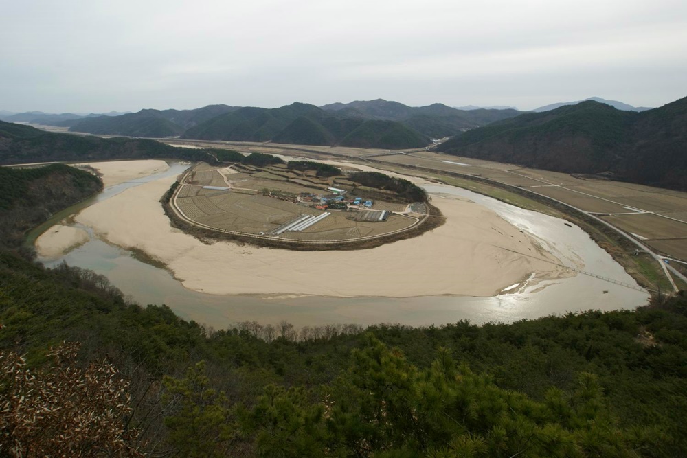 국가명승 16호 회룡포 감입곡류 하천의 전형과 깨끗한 백사장이 보여주는 경관미가 일품이 회룡포. 한국의 아름다운 하천 100선 중 최우수하천으로 뽑인 이유다. 