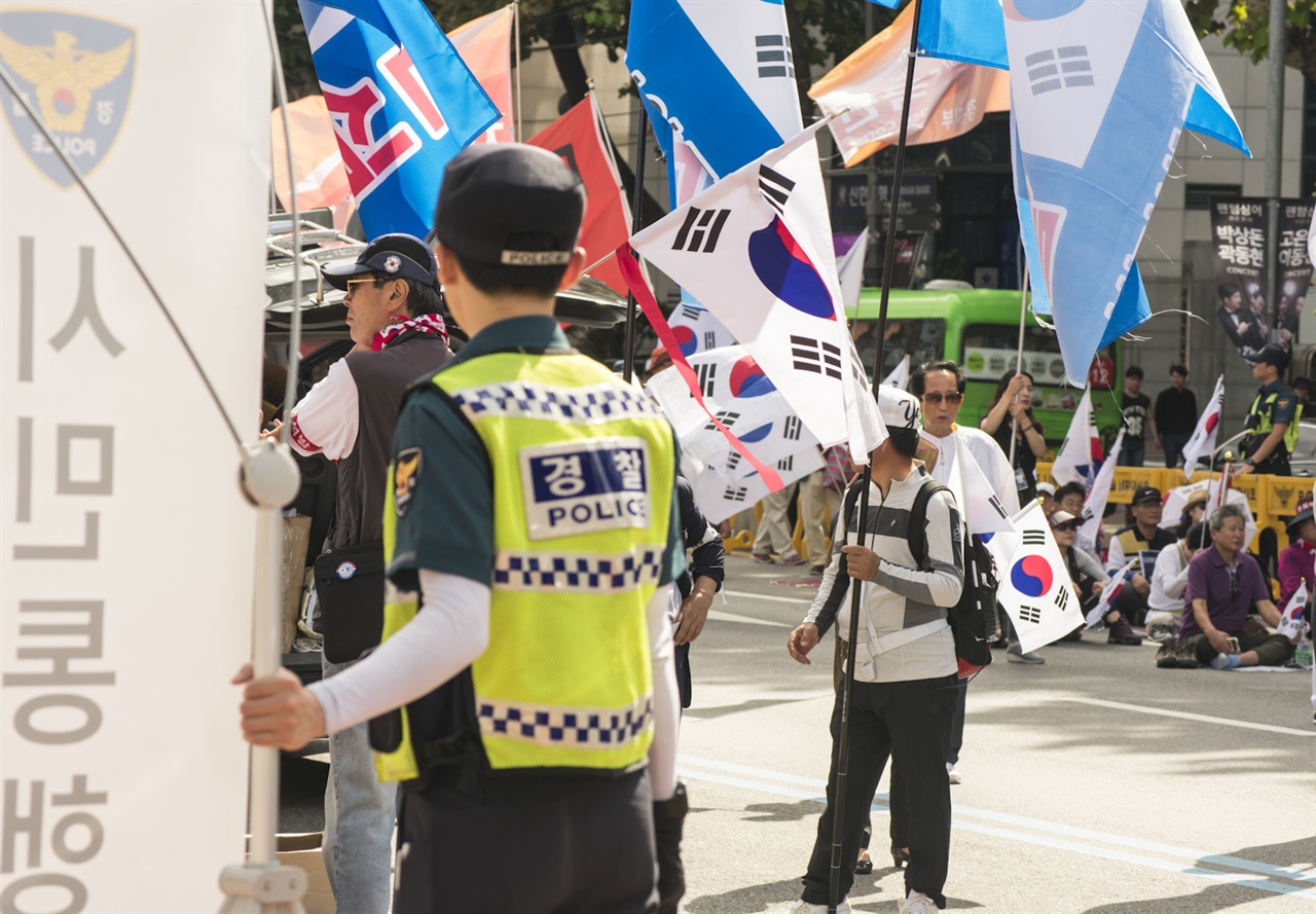 대한애국당이 16일 오후 서울 혜화동 마로니에 공원 일대에서 ‘제13차 박근혜 대통령 무죄석방 집회’를 열었다.