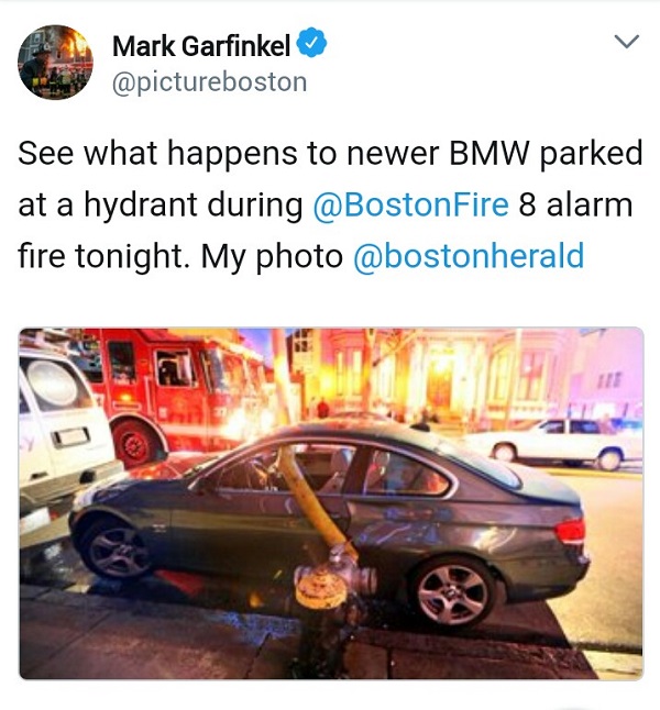 지난 2014년 미국 보스턴에서 화재진압 활동을 위해 소방대원들이 신형 BMW의 양쪽 유리창을 깬 뒤 소화전 호스를 연결한 장면이 트위터에 올라와 있다. 1500건이 넘는 리트윗이 이어지며 소방대원들의 조치가 적절했다는 공감의 뜻을 나타냈다. (출처:Mark Garfinkel, www.boston.com) 