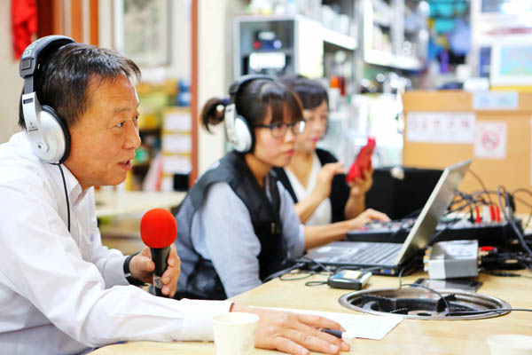 차성수 금천구청장이 15일 오전 시흥5동 목포오리낙지 식당에서 팟캐스트 <차성수의 차차차>를 녹음하고 있다.