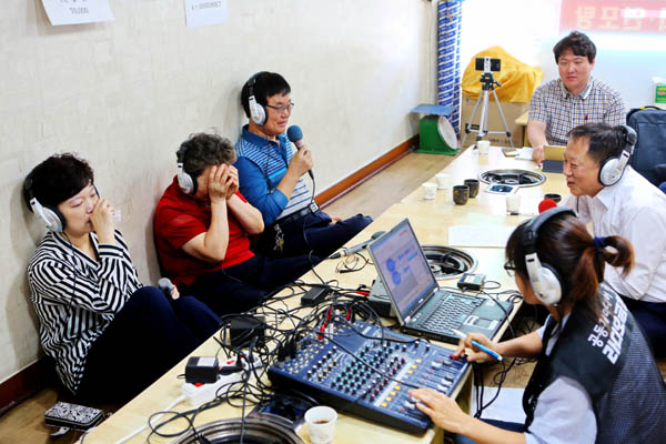 15일 오전 금천구 목포오리낙지 식당에서 차성수 금천구청장의 팟캐스트 방송을 녹음하고 있다.