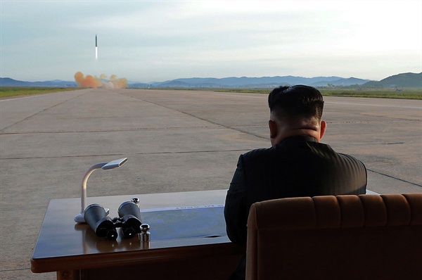 지난해 9월 16일 <조선중앙통신>은 북한 김정은 노동당 위원장이 중장거리탄도미사일(IRBM)인 화성-12형 발사 훈련을 현지 지도했다고 보도했다. 당시 게제된 사진. 