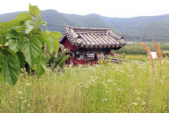 김치중을 기려 건립된 정려가 그가 순절한 전투 장소 건마산을 바라보며 서 있다.