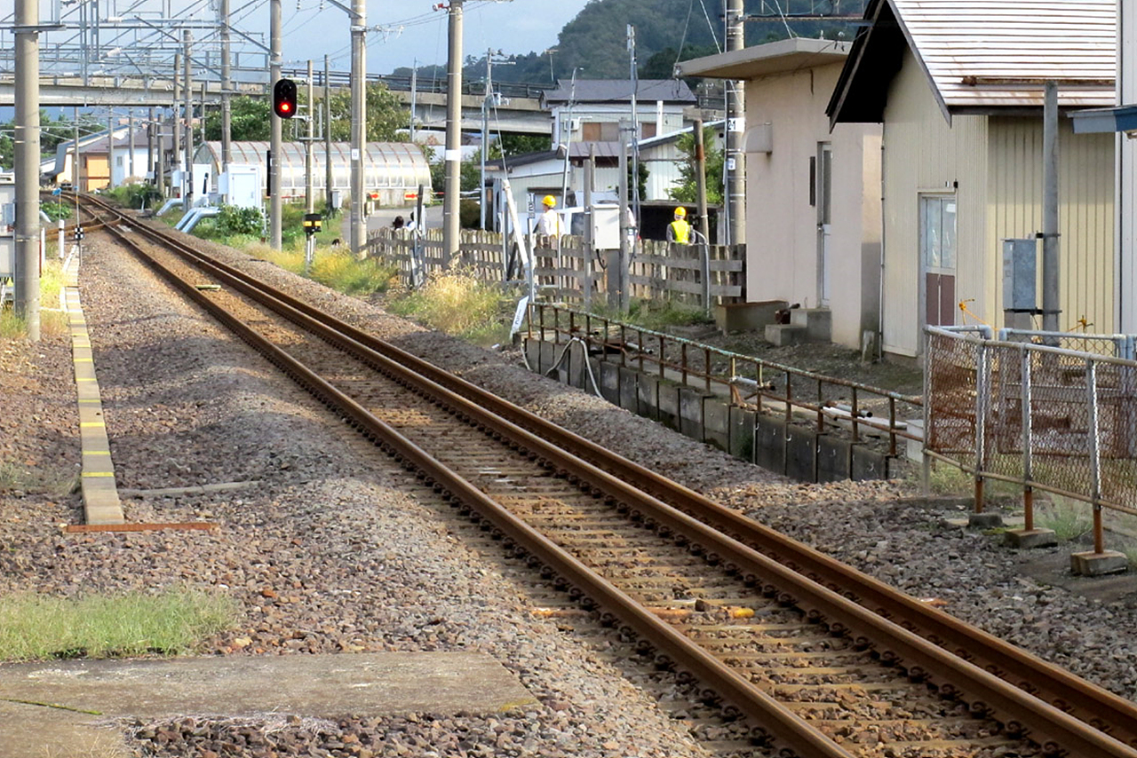 진구지 역에서 부터 미네요시카와역 사이의 3선로인 듀얼 게이지