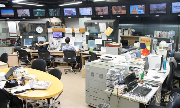도쿄FM 보도·정보센터. 일본 수도권을 청취권으로 하는 도쿄FM은 대형 재난 상황에서 전국 38개 지역 라디오방송 네트워크의 중심 방송국 역할을 수행한다. 