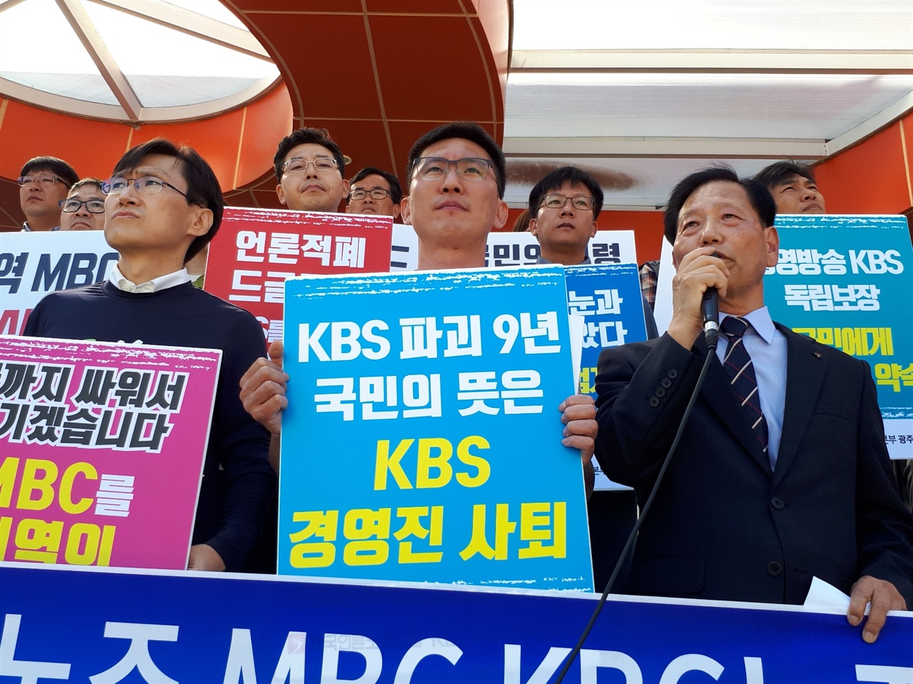 김현덕 순천YMCA 이사장이 18일 11시 순천시청에서 열린 기자회견에서 발언을 하고 있다. 사진의 좌측은 박광주 MBC 여수지부 위원장이고, 가운데가 박남용 KBS 광주전남지부 위원장이다.  