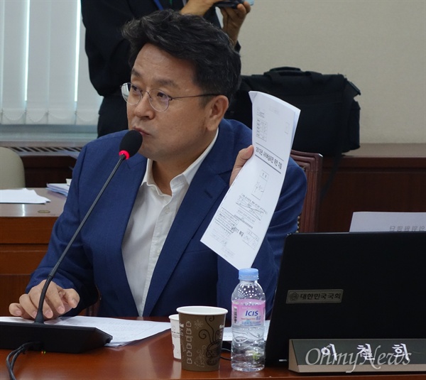이철희 더불어민주당 의원이 지난 9월 18일 국회 국방위 전체회의에서 송영무 국방부 장관에게 질문하고 있다. 
