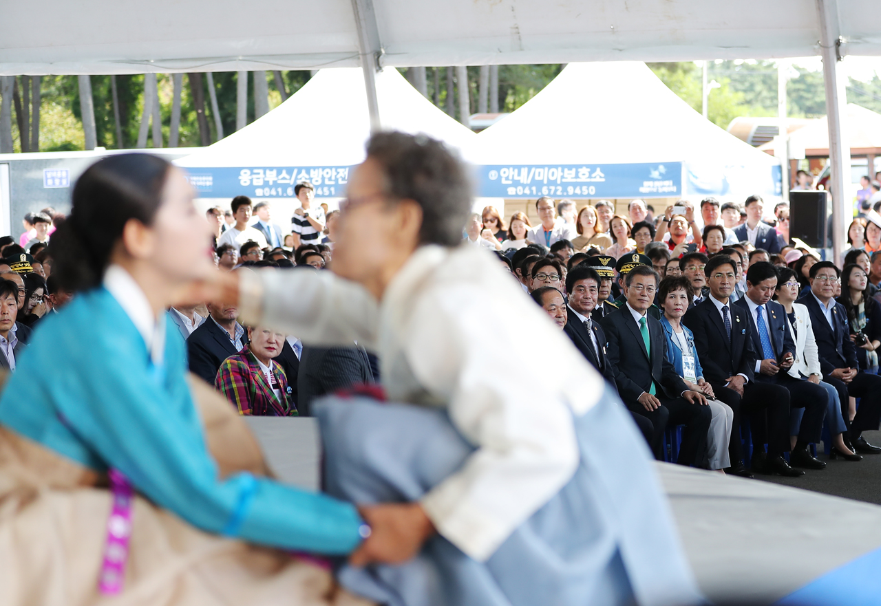 문재인 대통령이 지난 15일 열린 '서해안 유류피해극복 10주년' 행사에서 식전공연으로 무대에 올려진 만대마을 강강술래 공연을 관람하고 있다.
