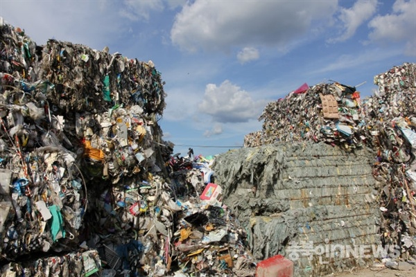 재활용 플라스틱 폐기물 가격이 하락하면서 업체별로 출고되지 못한 제품들이 산더미처럼 쌓이고 있다.