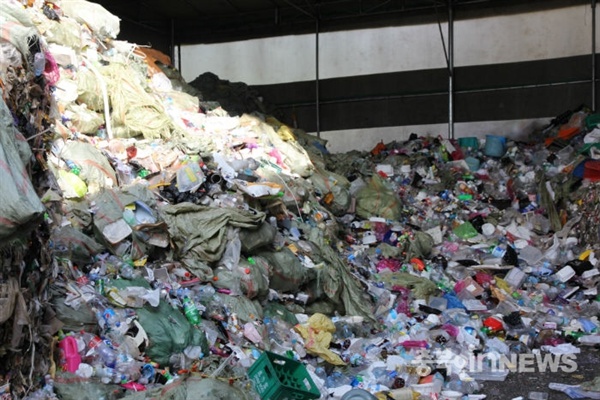 재활용 플라스틱 폐기물 가격이 하락하면서 업체별로 출고되지 못한 제품들이 산더미처럼 쌓이고 있다.