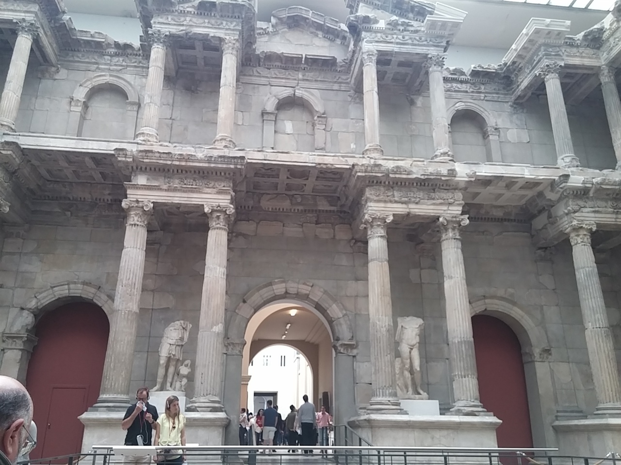밀레토스의 시장문(The market Gate of Miletus) : 서기 2세기에 고대 도시인 밀레토스에 지어진 건축물로서 10세기와 11세기에 지진으로 붕괴된 것을 1900대에 발굴하여 박물관에서 재조립하여 전시를 하고 있다.(출처 : 나무위키)