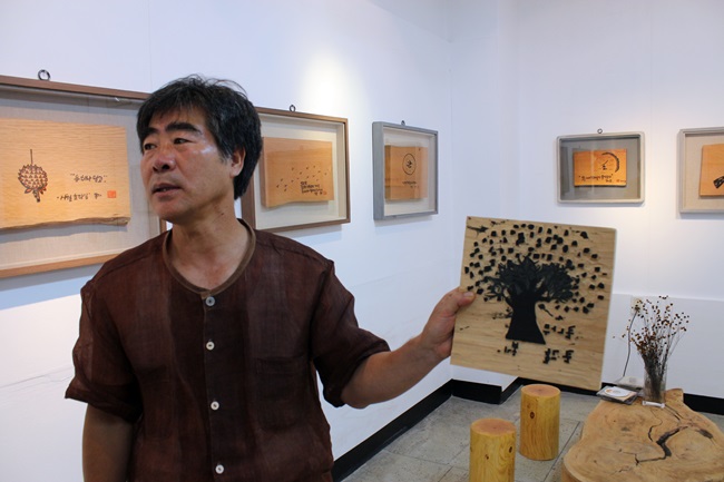 판화가 김봉기 님, 그의 작품전시공간에서 작품을 설명합니다.