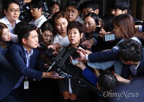 방송인 김미화씨가 19일 오전 서울 서초구 서울중앙지검에 MB정부 '국정원 방송인 블랙리스트' 관련 참고인 조사를 받기 위해 출석하고 있다.