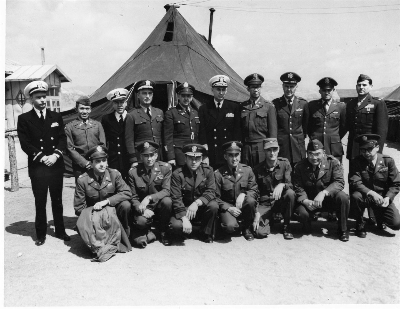  1953. 7. 7. 판문점, 유엔군 측 해리슨 대표(뒷줄 오른쪽에서 다섯 번째)를 비롯한 연락장교 일동.