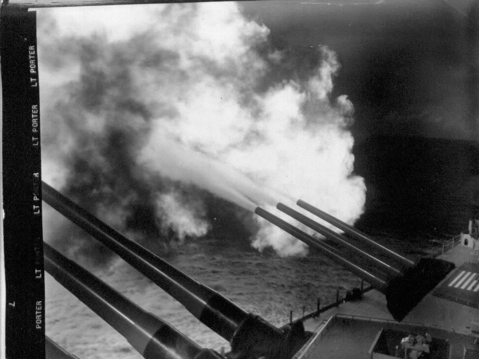 1950. 10. 12. 미 미조리 군함에서 함포사격을 하고 있다.