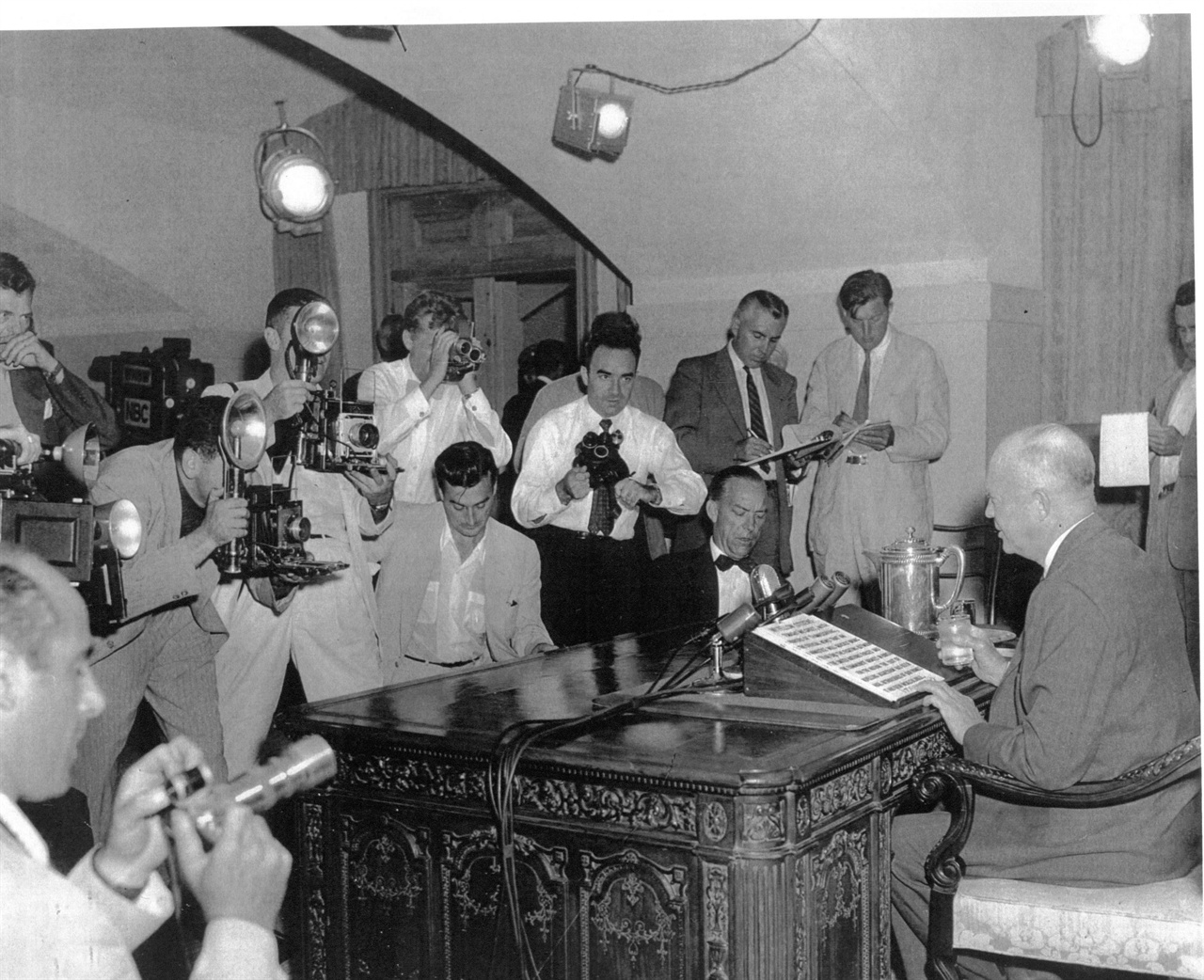  1953. 7. 26. 아이젠하워 대통령이 백악관 집무실에서 정전 담화문을 발표하고 있다. 