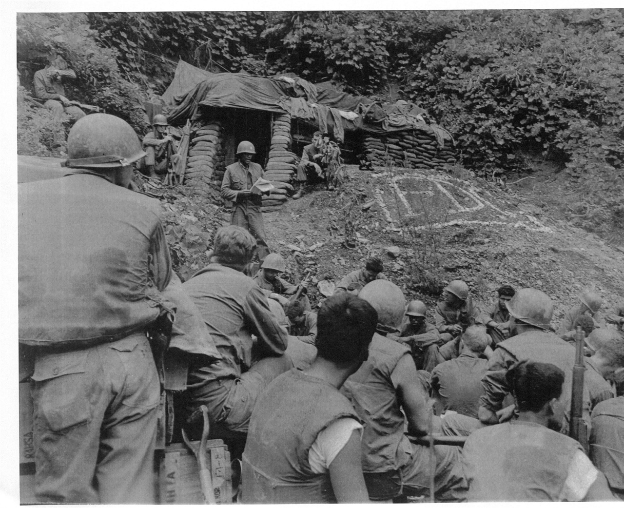  1953. 7. 27. 유엔군 야전 참호에서 병사들이 정전 소식을 전달받고 있다.