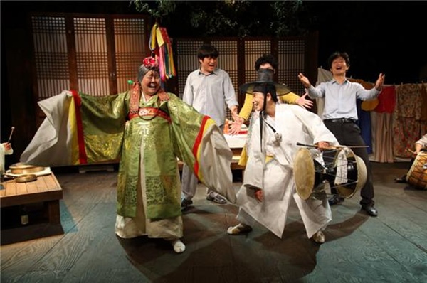  연극 <오구>는 세계 유수의 연극제에 초대되고 교과서에 실리며 대한민국 대표희곡으로 평가되는 작품이다.