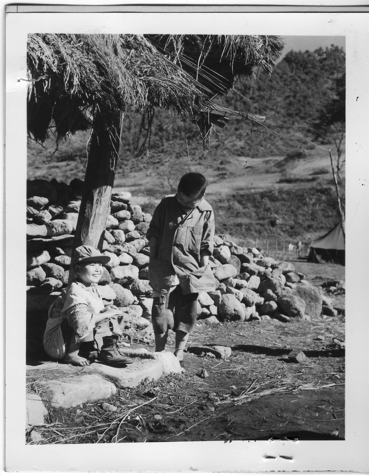  1951. 11. 18. 한 시골 초가집 양지바른 처마 밑에서 두 소년이 정답게 이야기를 나누고 있다. 어려운 가운데도 소년은 해맑은 미소를 짓고 있다. 