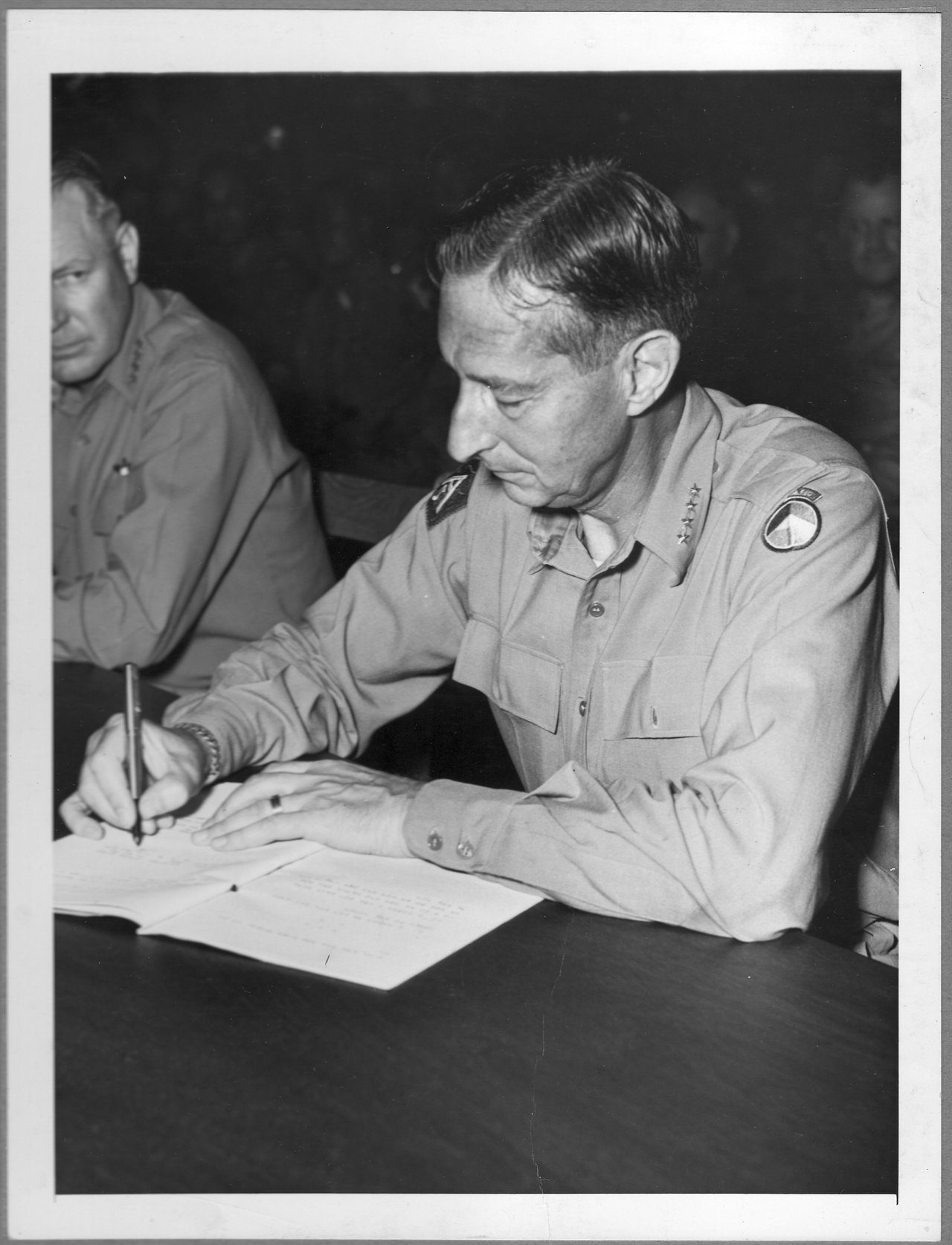  1953. 7. 30. 유엔군 사령관 클라크 장군 정전협정문에 서명하고 있다.
