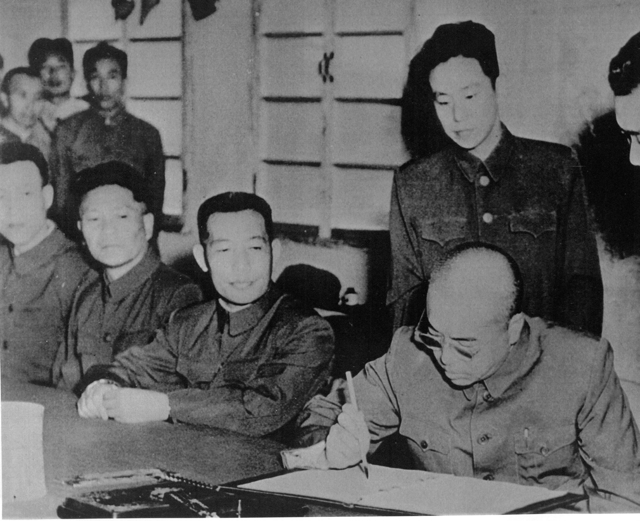  1953. 7. 28. 개성, 중국군 펑더화이(彭德懷) 총사령관이 정전 협정 조인에 서명하고 있다.