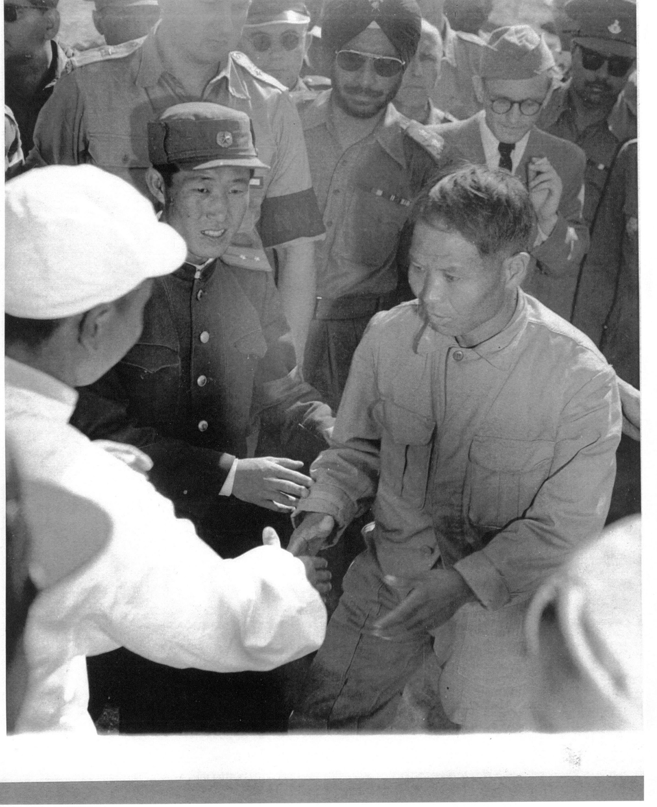  1953. 10. 11. 판문점. 한 북한군 포로가 자기 의사를 분명히 밝히고 북으로 돌아가자 북한 측 대표들이 환영하고 있다.