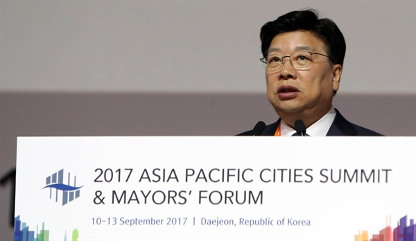 아시아 태평양 도시 시장들이 한자리에 모인 2017 아시아태평양 도시정상회의가 지난 10일 대전 컨벤션센터에서 개막했다. 공동 개최도시인 대전시의 권선택 시장이 개회사를 하고 있다.