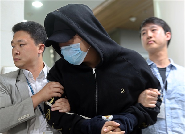 지난 2017년 남경필 전 경기지사의 장남 A씨가 필로폰을 밀반입해 투약한 혐의로 영장실질심사를 받기 위해 서울중앙지법에 출석했다. 