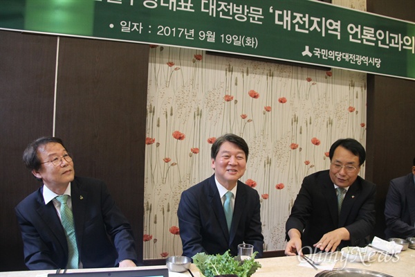 19일 대전을 방문한 안철수 국민의당 대표가 대전 동구 한 음식점에서 기자간담회를 열고 있다.
