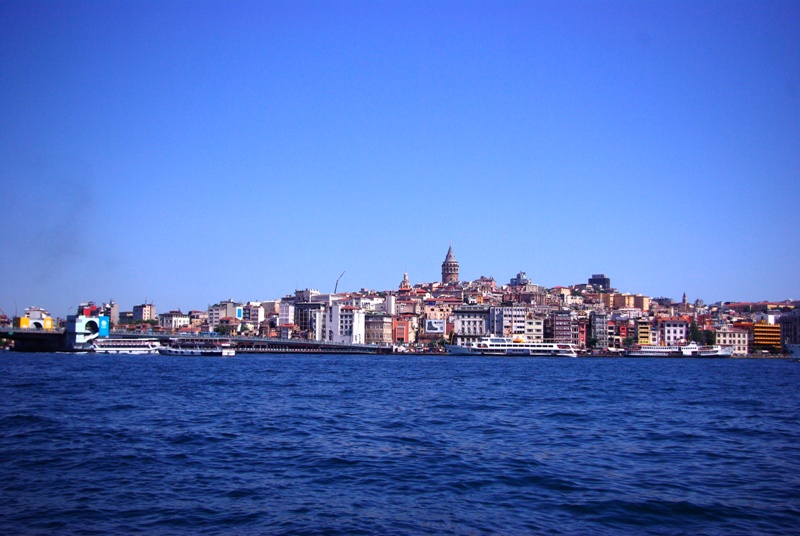 이스탄불에서 배에 오르면 유럽과 아시아의 경계가 한눈에 들어온다.