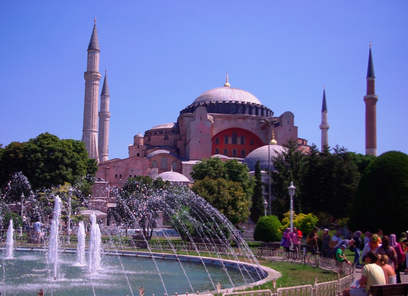 이스탄불을 찾는 관광객이라면 누구나 방문하는 세인트 소피아 성당.