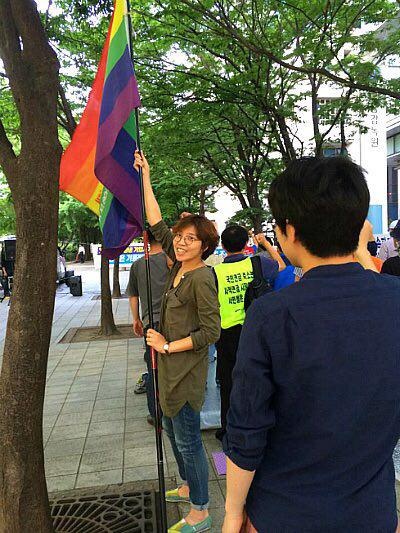  2014 여의도 기륭집회에서 연대활동 중인 곽이경님이 깃발을 들고 있다.