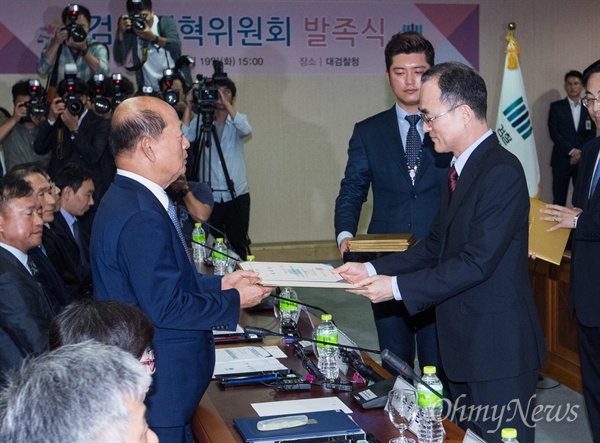  문무일 검찰총장이 19일 오후 대검찰청 회의실에서 검찰개혁위원회 송두환 위원장에게 위촉장을 전달하고 있다. 