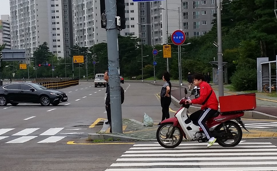 헬멧도 쓰지 않고 거리를 질주하는 배달 청년, 무언가 잘못되었다는 생각이 든다.
