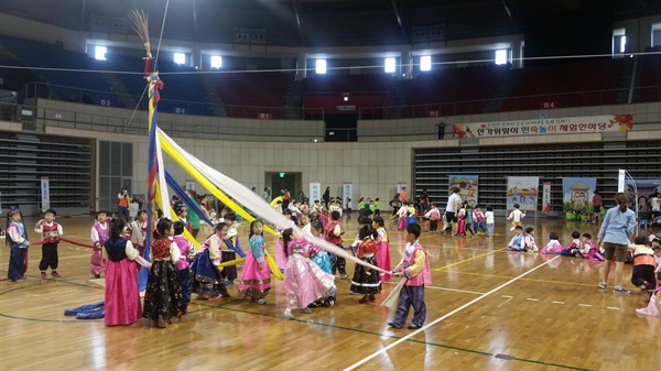 한국아동국악교육협회 경남지부는 제6회 전통놀이한마당 ”와글와글 놀이터“를 연다.
