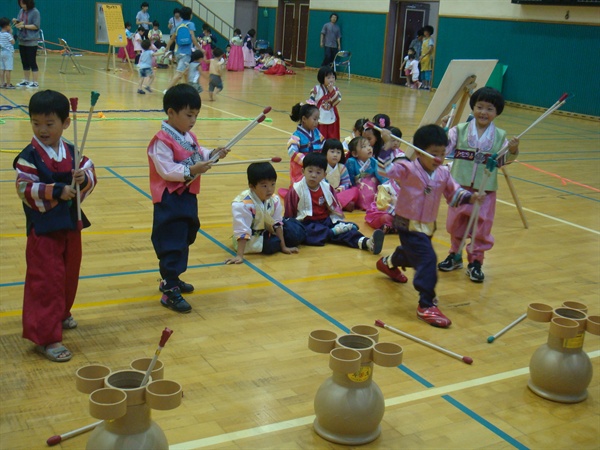 한국아동국악교육협회 경남지부는 제6회 전통놀이한마당 ”와글와글 놀이터“를 연다.