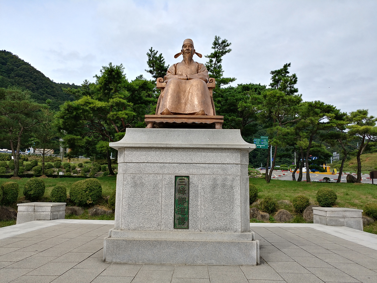 충북 단양군의 도담삼봉에서 찍은 정도전 동상. 