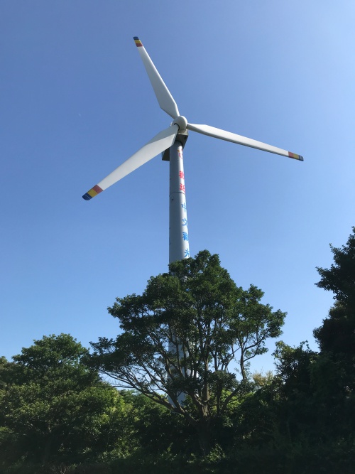 한국관광공사가 지난 1992년 중문관광단지에 설치한 풍력발전기의 모습. 1998년 고장이 난 후 20년 가까이 방치되고 있다. 