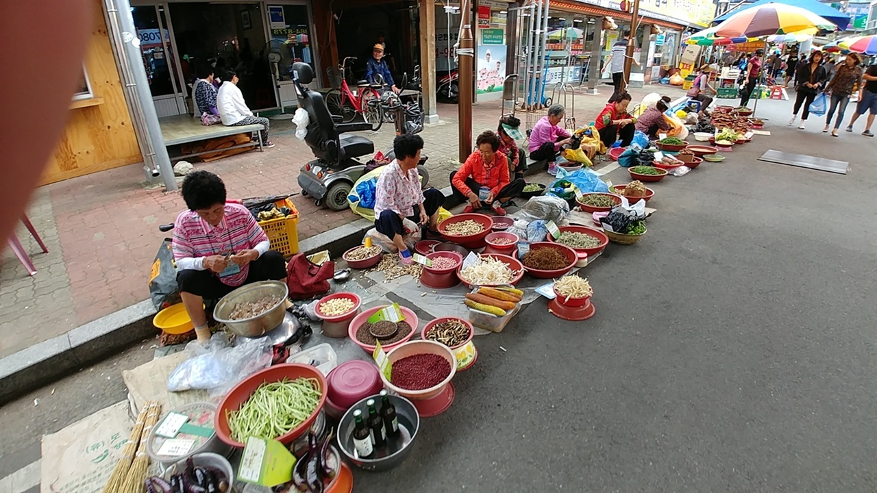  전남 장흥 정남진 장흥토요시장은 볼거리와 먹거리가 지천이다.