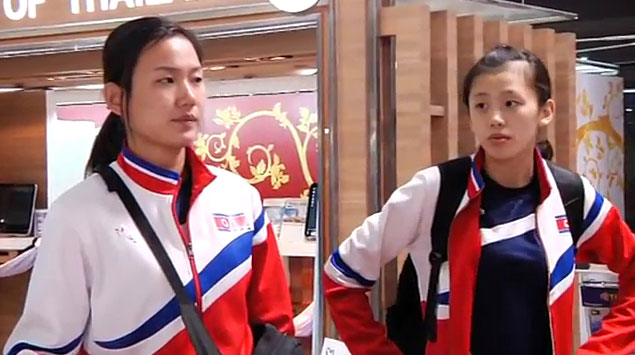  북한 여자배구 대표팀 입국 장면... 왼쪽이 정진심(182cm) 선수