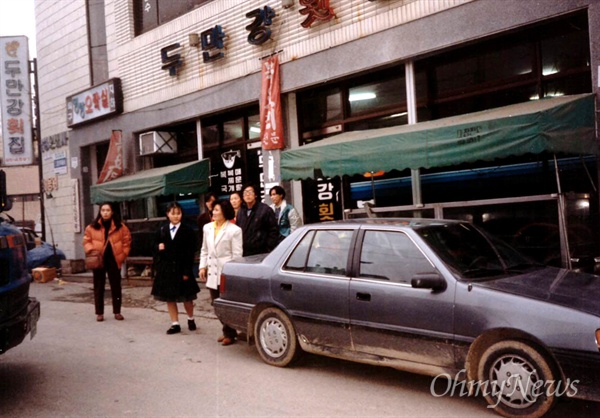 '재독 망명인' 조영삼씨가 비전향가기수 이인모씨를 모시고 다시면서 이용했던 차량으로, 이 사진은 1991년 무렵 김해 진영에 살다가 마산으로 나들이 나왔을 때 모습이다.