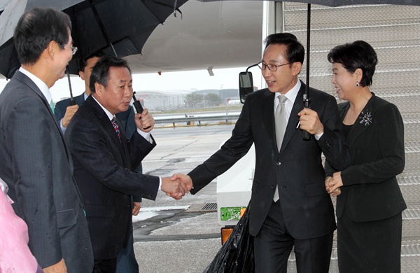 지난 2011년 9월 21일 당시 이명박 대통령과 김윤옥 여사가 제66차 유엔 총회 참석차 케네디 국제공항에 도착, 한덕수 주미대사(왼쪽), 김숙 주UN 대사의 영접을 받고 있다. 