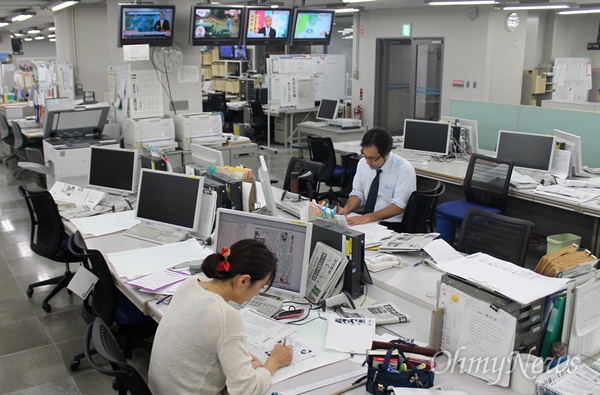 일본 동북 지방 최대 일간지 <가호쿠신보>의 센다이 본사 편집국. 신문은 지금도 동일본대지진 관련 기획을 이어 나가고 있다.   